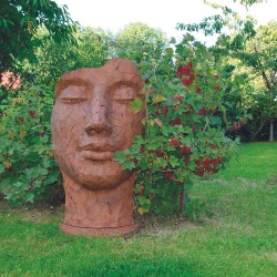 parterre roses avec sculpture exterieur metal visage