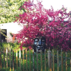 arbre en fleur avec déco jardin metal visage