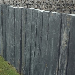 Muret réalisé en piquets de schiste verticaux