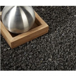 Décoration jardin avec gravier noir