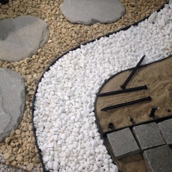 Bordure plastique installée en courbes