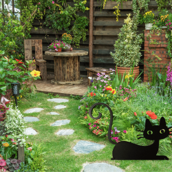 Chat Félix installé au jardin, en déco extérieure.