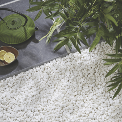 gravier blanc en contour de terrasse : contraste gris et blanc