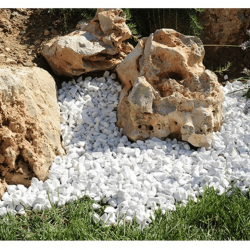 Mélange de pierres naturelles ocre avec les graviers blanc marbre : contraste de couleurs