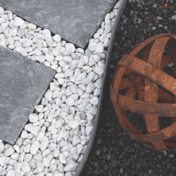 Gravillon roulé en marbre blanc associé aux pas japonais gris anthracite