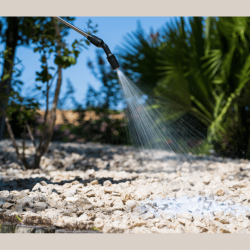Pulvérisation du mineralspray sur graviers