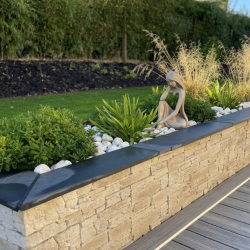 Déco jardin avec statue Iseult insérée en massif