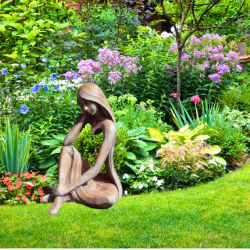 statue de jardin Iseult au milieu des fleurs