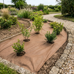 Toile de paillage pour protection massifs contre la repousse des mauvaises herbes.