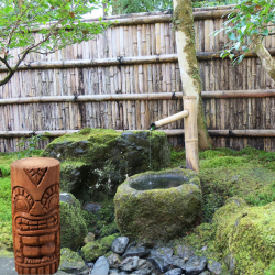 Statue Tiki dans jardin zen