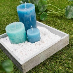 Composition zen gravier marbre blanc et bougies bleues.