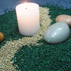 décoration intérieure zen avec gravier vert, galet et bougie