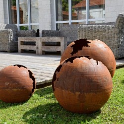 Sphères déco en métal rouillé près d'une terrasse