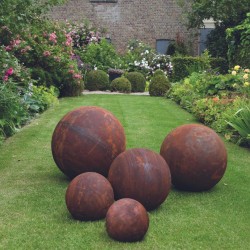 pelouse avec plusieurs boules décoratives extérieures en acier corten