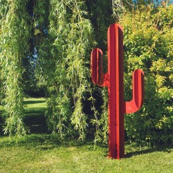 Cactus metal 3 branches rouge sur une pelouse