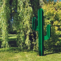 Cactus metal 3 branches vert sur une pelouse