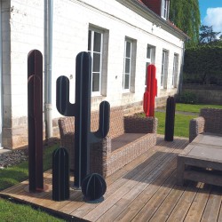 Décoration de terrasse avec des cactus métalliques