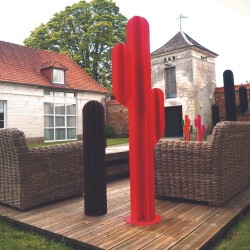 Cactus métallique rouge sur une terrasse