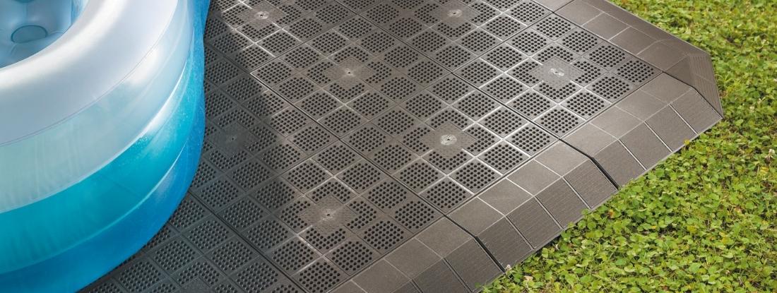 Spa posé sur des dalles clipsables