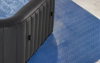 spa gonflable posé sur des dalles clipsables ajourées