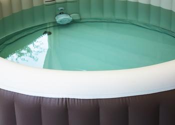 Spa posé sur des dalles clipsables